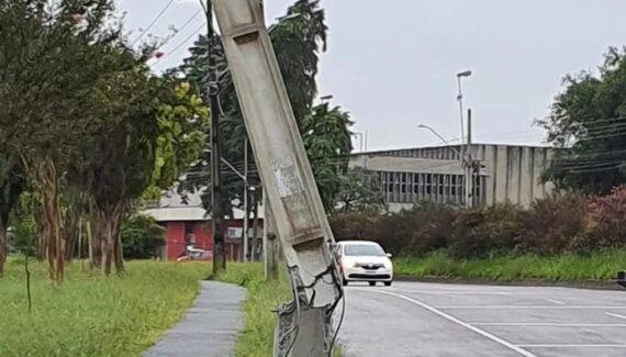 Motorista Bate Derruba Posta Invade Empresa E Foge Do Local Em Curitiba