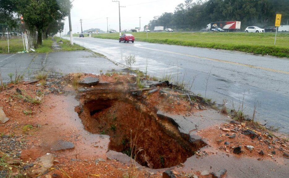 Cratera Gigante Em Curitiba Leva Risco Aos Pedestres E Motoristas