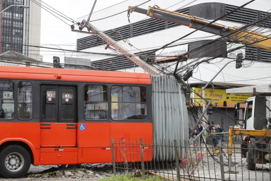 Ônibus batem no Centro de Curitiba e deixam mais de 40 feridos