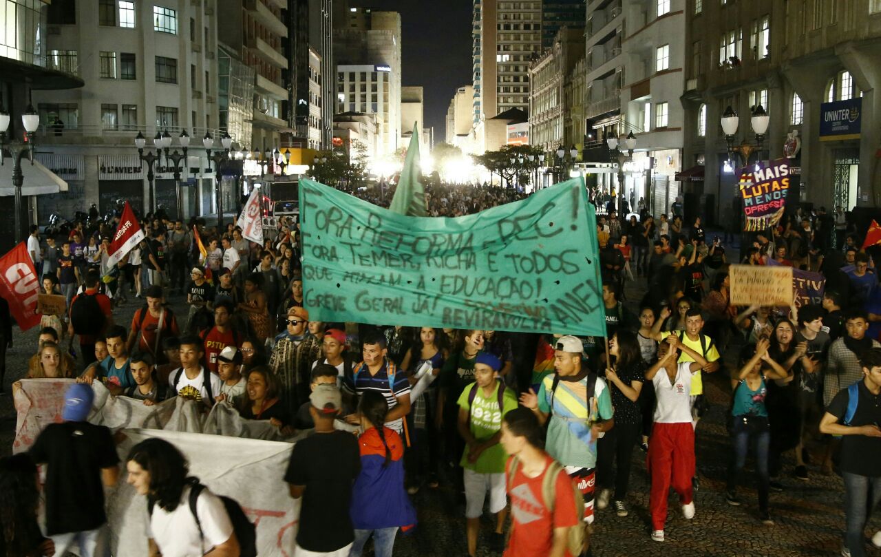 Manifestantes Fazem Novo Protesto Pelas Ruas De Curitiba Tribuna Do