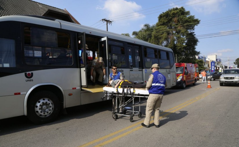 Passageiras de ônibus ficam feridas após freada brusca em Curitiba