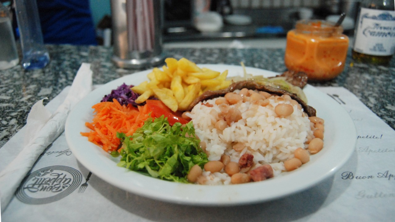 Arroz feijão bife e fritas por R 19 PF é sucesso há 20 anos no