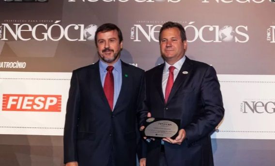 Walter Dissinger, diretor presidente da Votorantim Cimentos, recebe o prêmio do setor de materiais de construção e decoração. Foto de Fred Chalub