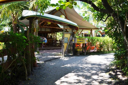 Localizada na paradisíaca Ilha do Mel, a pousada oferece ambiente integrado à natureza e acomodações aconchegantes