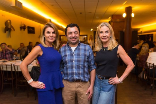 As diretoras do STMO, Bettina Muradás (de azul) e Cristiane Mocellin, com o restaurateur Francisco Urban