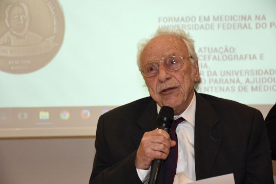 Octavio Augusto da Silveira recebe a comenda do presidente do sindicato Mario Antonio Ferrari