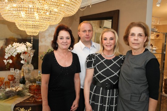 Na foto, Cristofer Dechton, da Casa da Polônia, com Liciane de Barros (à direita), a decoradora Angela Russi e Aline Guiss. Fotos: Vimo Fotos
