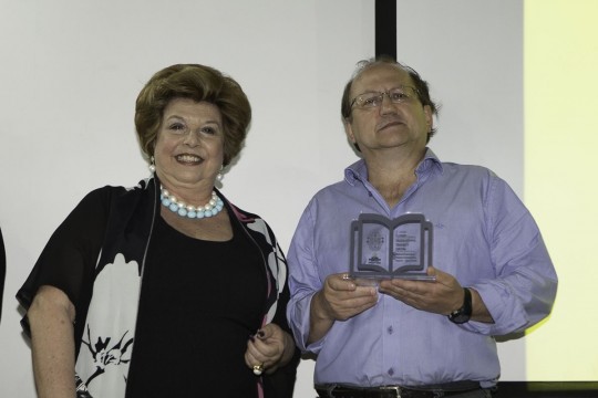 Prof. Dario Zocche recebeu o Prêmio pelo Colégio Estadual Tiradentes. Foto: Guilherme Pupo