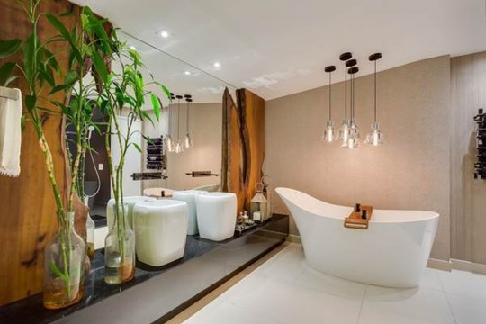 O conforto é característica marcante da Sala de Banho da NP Arquitetura. A banheira de imersão vem emoldurada pelo belíssimo revestimento da Maison Corbusier.Foto: Divulgação