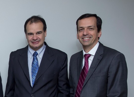O presidente da Sociedade Paranaense de Cardiologia, Dr. Gerson Bredt e o presidente do 44º Congresso Paranaense de Cardiologia, Dr. Silvio Barberato