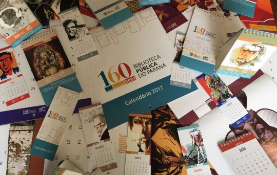 A Biblioteca Pública do Paraná acaba de lançar sua primeira coleção de calendários. São três tamanhos e suportes diferentes: o calendário de parede (grande), de mesa (médio) e um calendário-marcador de página (pequeno)