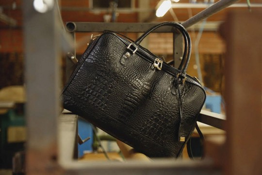 Designer de bolsas e acessórios em couro construiu trajetória de sucesso a partir da paixão pelo artesanato