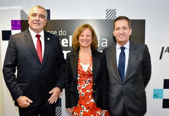  O advogado Marcos Leandro Pereira, reemposado presidente do Conselho, Deborah Vieitas, CEO da Amcham-Brasil, e Hélio Magalhães, presidente do Citi Brasil. Crédito: Priscilla Fiédler.