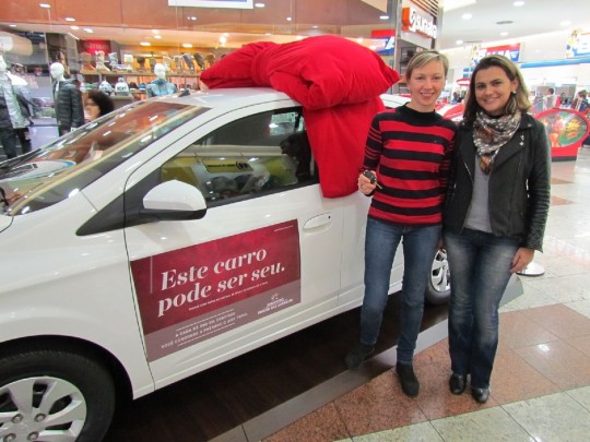 A ganhadora Karla Cristiane Arsie Vieira com a gerente de marketing do Shopping Jardim das Américas, Adriane Bugai. Crédito: Divulgação