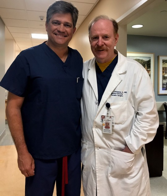 O cirurgião torácico curitibano Marcos Chesi e o diretor do Providence Saint John’s Health Center, em Los Angeles, Robert Mckenna