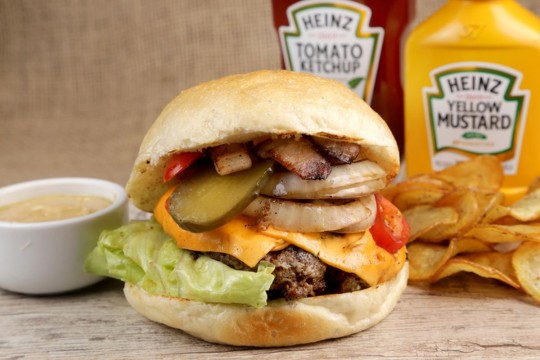 Os hambúrgueres exclusivos de bacon, salmão e vegetariano, permanecem no cardápio do gastrobar até o próximo domingo (1), pelo preço fixo de R$27,50