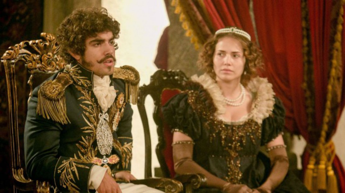 Em "Novo Mundo", Dom Pedro e Leopoldina são proclamados imperadores do país.