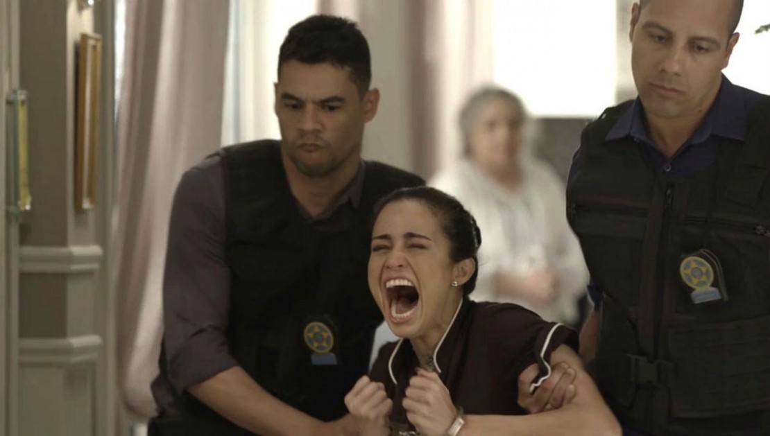 Em "Pega Pega", Antônia dá voz de prisão à Sandra Helena.