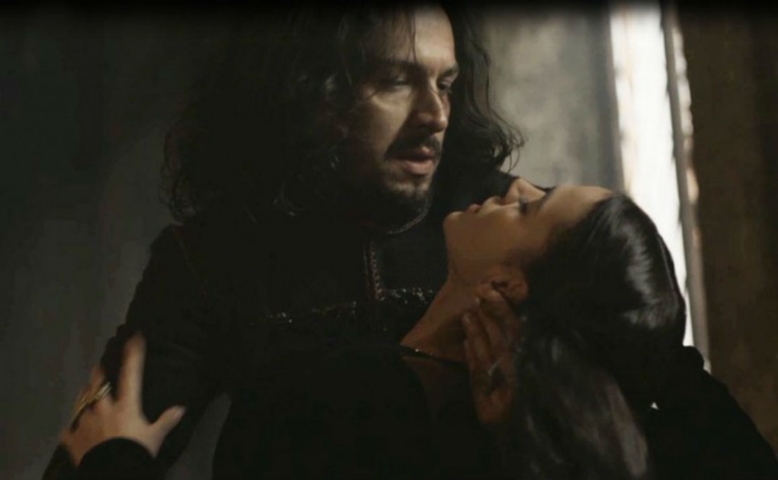 Em "Deus Salve o Rei", Catarina sente tontura e desmaia nos braços de Afonso.