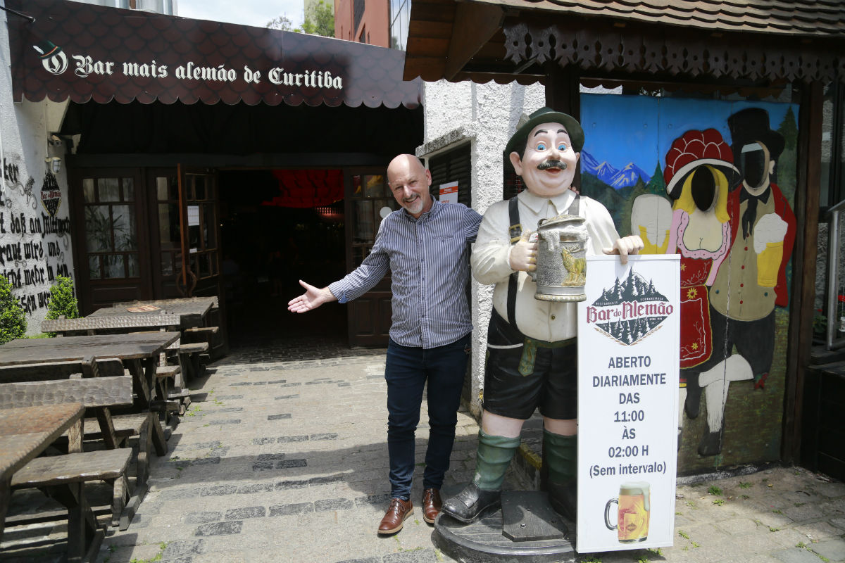 Bar mais famoso de Curitiba Bar do Alemão faz anos com mega festa no Largo da Ordem