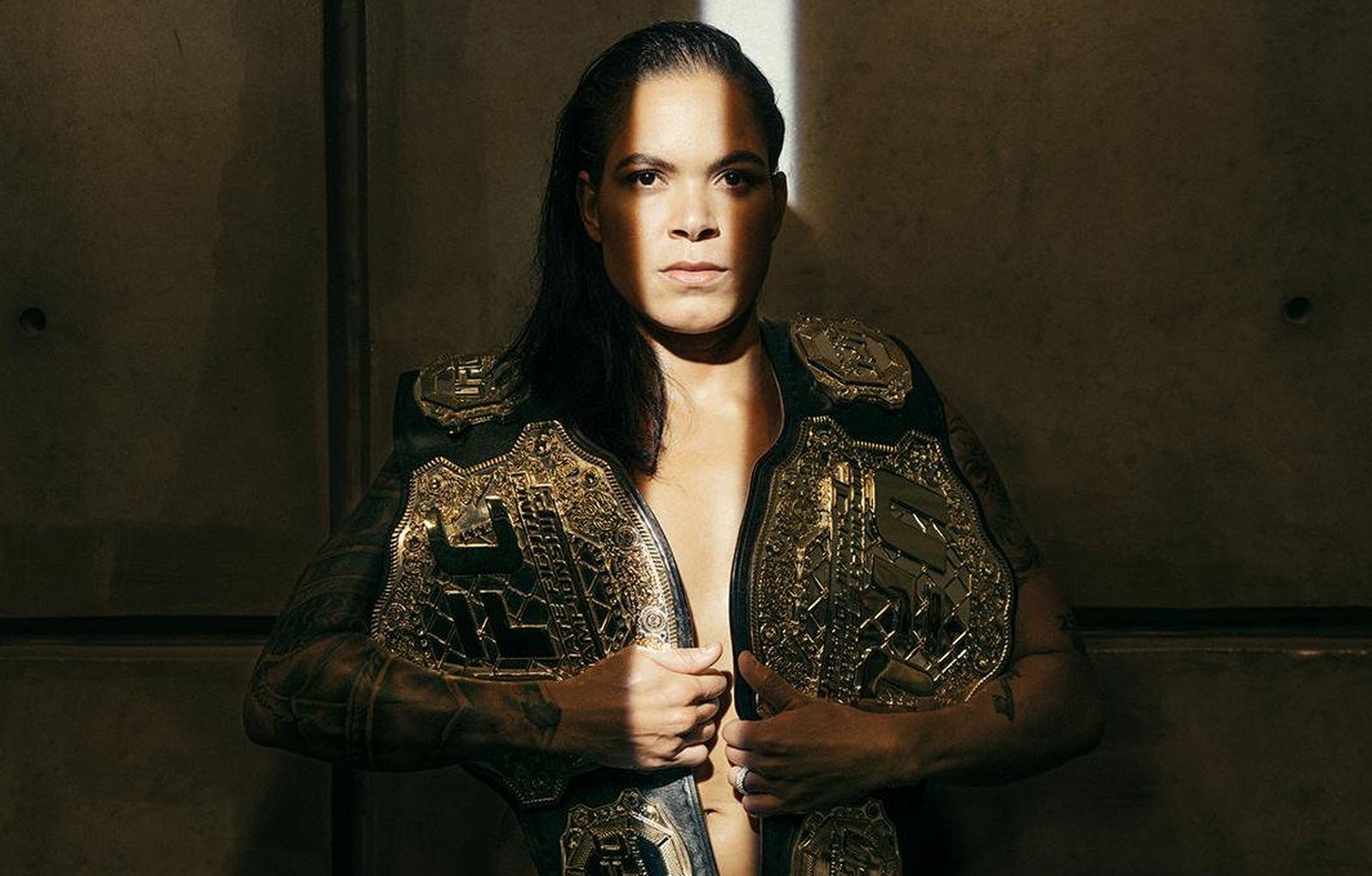 Amanda Nunes posa nua usando apenas cinturões do UFC