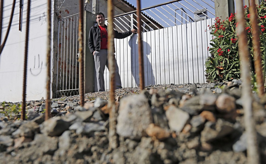 Para Holivie, chegar em casa é complicado por causa dos transtornos da obra inacabada. Foto: Felipe Rosa.