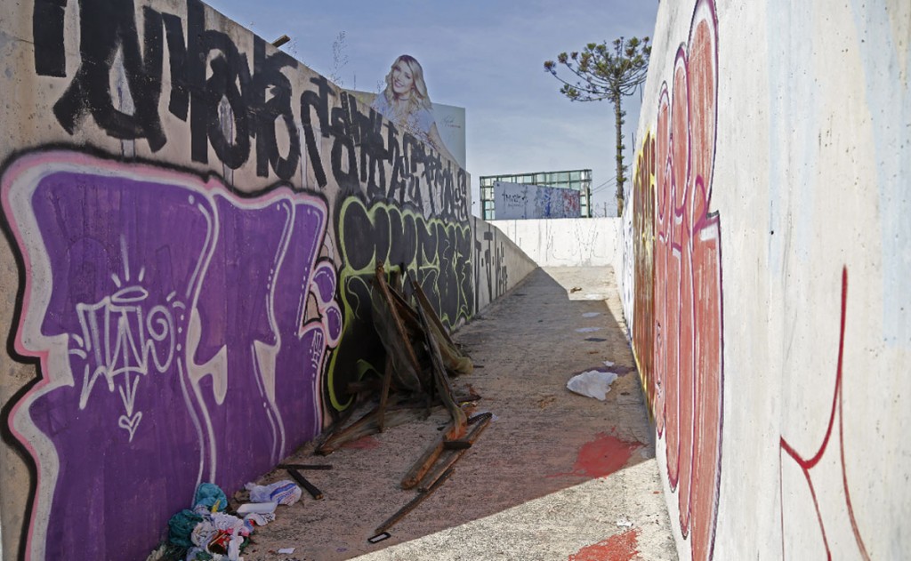 Algumas obras emperradas acumulam sujeiras e riscos aos pedestres. Foto: Felipe Rosa.