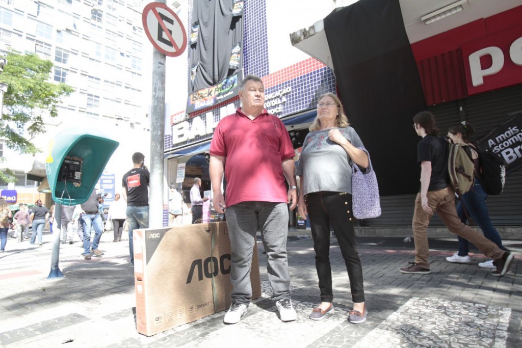 “Pelo preço que pagamos, achei que valeu a pena. Mas a dica é sempre dar uma chorada na hora de fechar”, disse Luiz Carlos, que comprou uma TC de 43 polegadas. Foto: Daniel Caron.