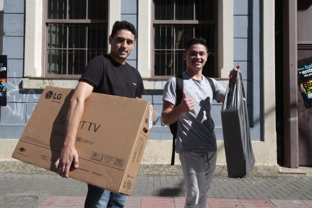 Cleverson e Emerson Amorim chegaram às 6h em busca da televisão que queriam. Foto: Daniel Caron.