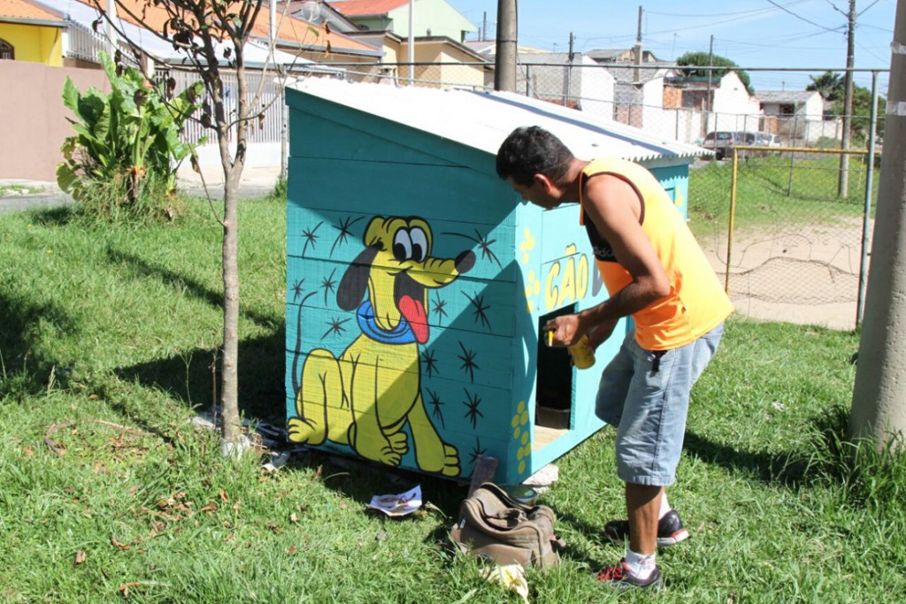 Pra mim, é mais que uma alegria poder deixar meu carinho, de coração, aqui”, definiu o pintor Antônio Marcos. Foto: Gerson Klaina.