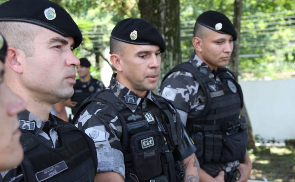 Equipe ficou bastante emocionada com o salvamento da pequena Lívia. Foto: Gerson Klaina/Tribuna do Paraná.