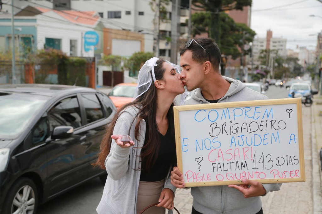 Casal vende brigadeiro no sinaleiro para poder pagar o casamento. Foto: Felipe Rosa/Tribuna do Paraná
