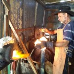 Já experiente e decidido a viver da venda de facas, Milton diversificou seu trabalho e hoje vende até pra fora do país. Foto: Gerson Klaina/Tribuna do Paraná