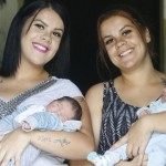 Leia e Luane, irmãs gêmeas, tiveram filho no mesmo dia. Foto: Felipe Rosa/Tribuna do Paraná.