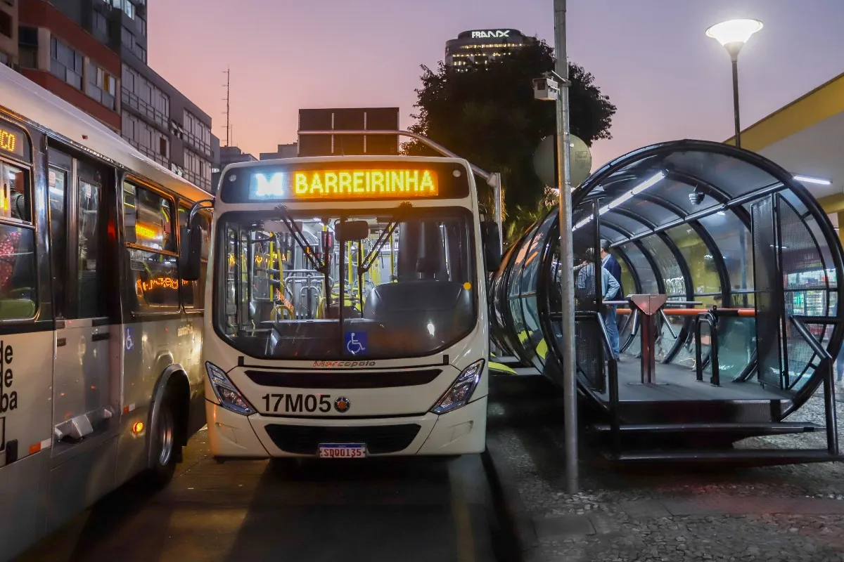 Linha de ônibus entre Curitiba e RMC entra em circulação nesta sexta; veja itinerário