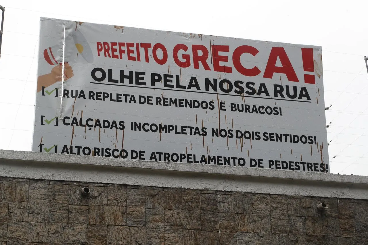 Moradores de área nobre de Curitiba criam placa com apelo ao Greca