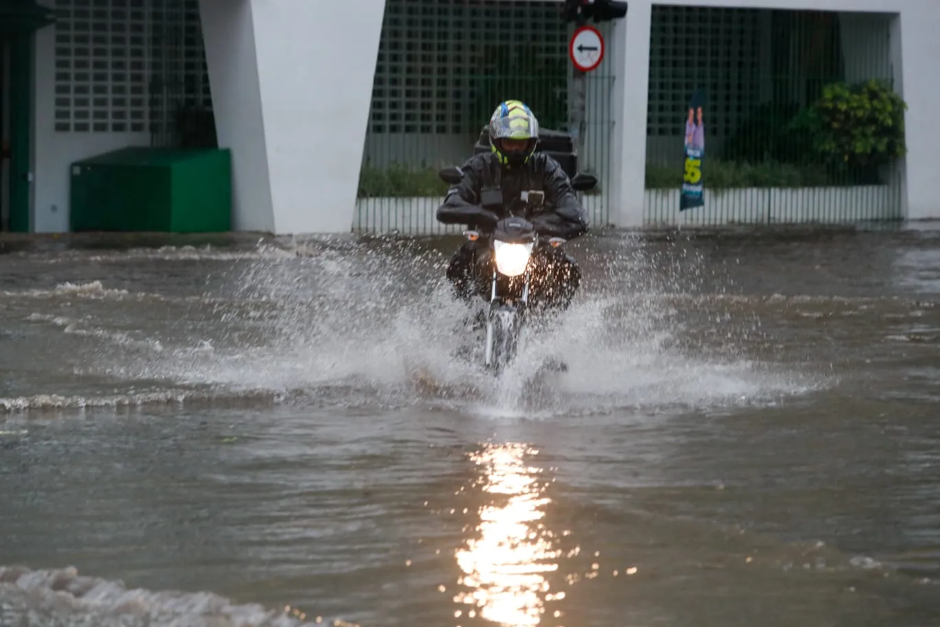 Chuva rápida alaga ruas de Curitiba; "muda prefeito, continua a mesma coisa"