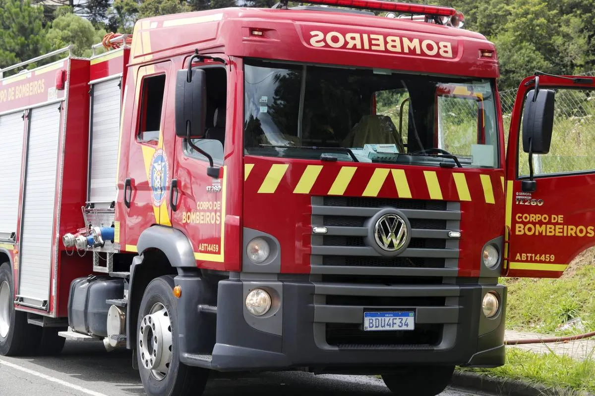 Carga de gás vaza de caminhão e posto é isolado no Litoral