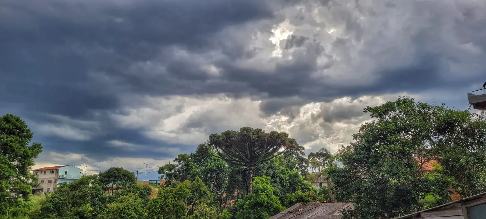 Atenção! Tempestade com ventos de até 100 km/h pode atingir Curitiba e litoral