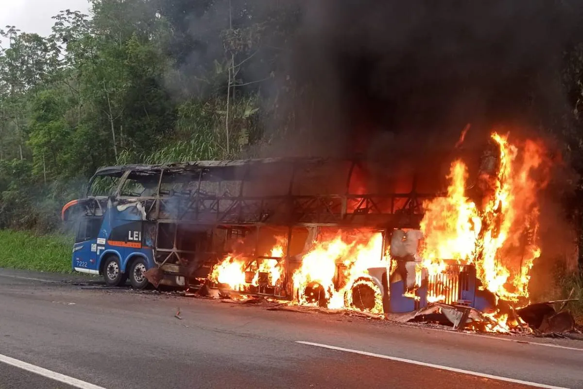 Homem é preso por colocar fogo em ônibus que seguia para Curitiba com 40 passageiros