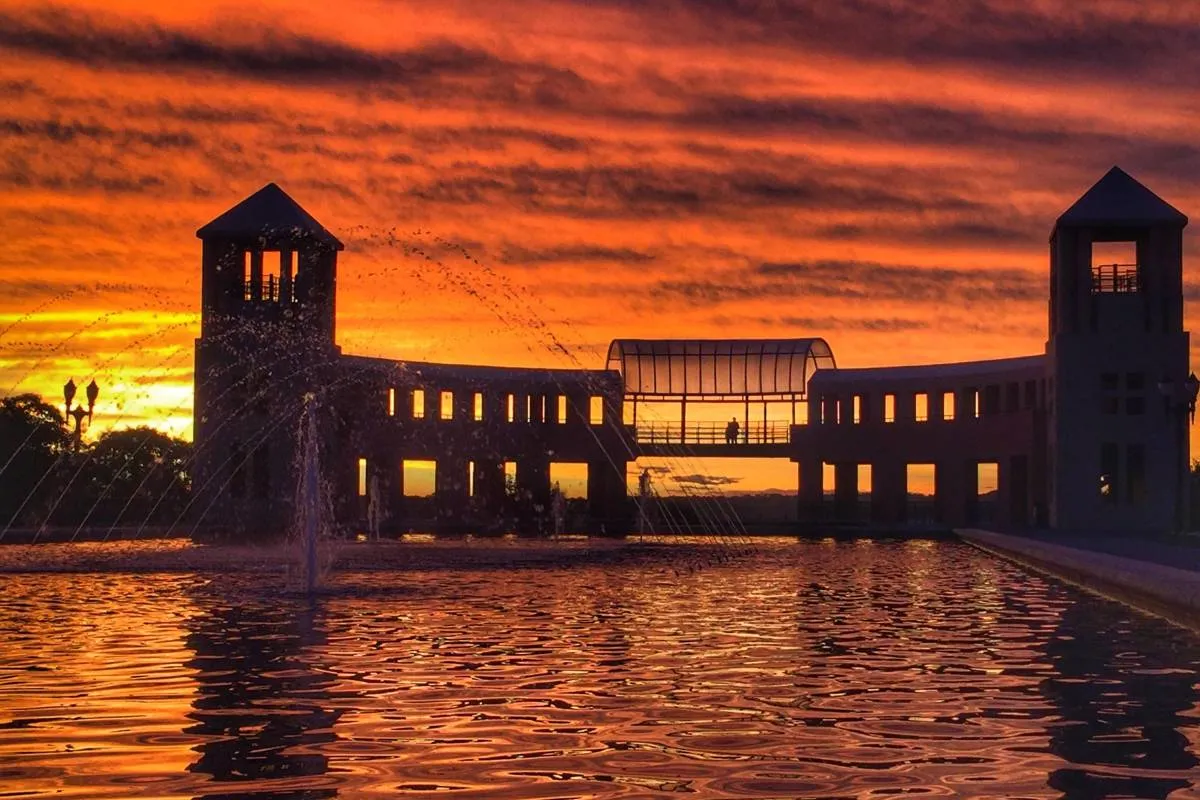 Parque de Curitiba com o pôr do sol mais exuberante da cidade completa 28 anos