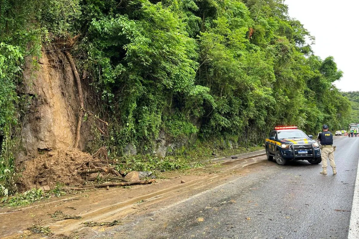 BR-277 interditada após deslizamento de pedra sentido Litoral; Vídeo!