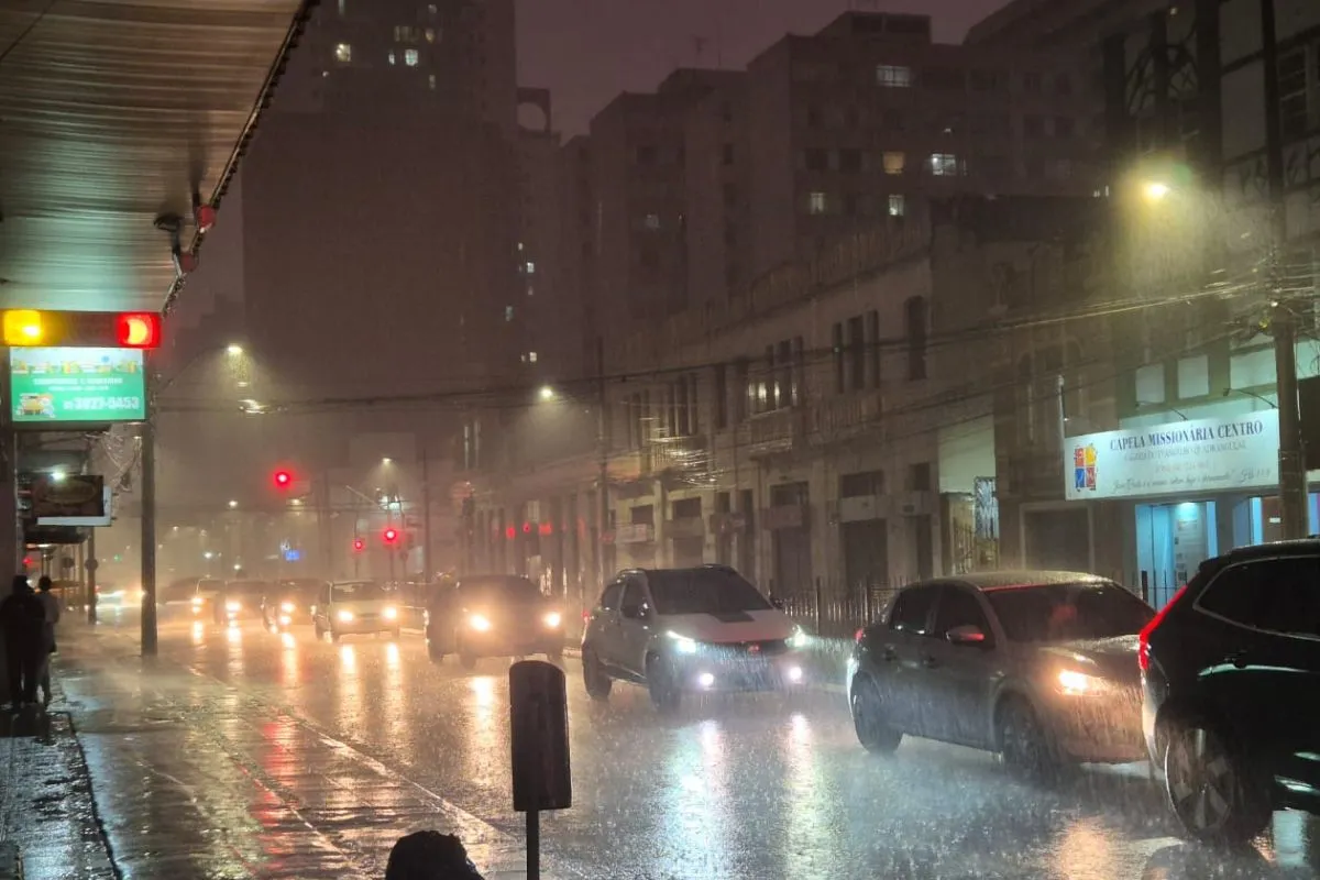 Tempo vira e Curitiba é castigada com chuva torrencial: raios e trovões!