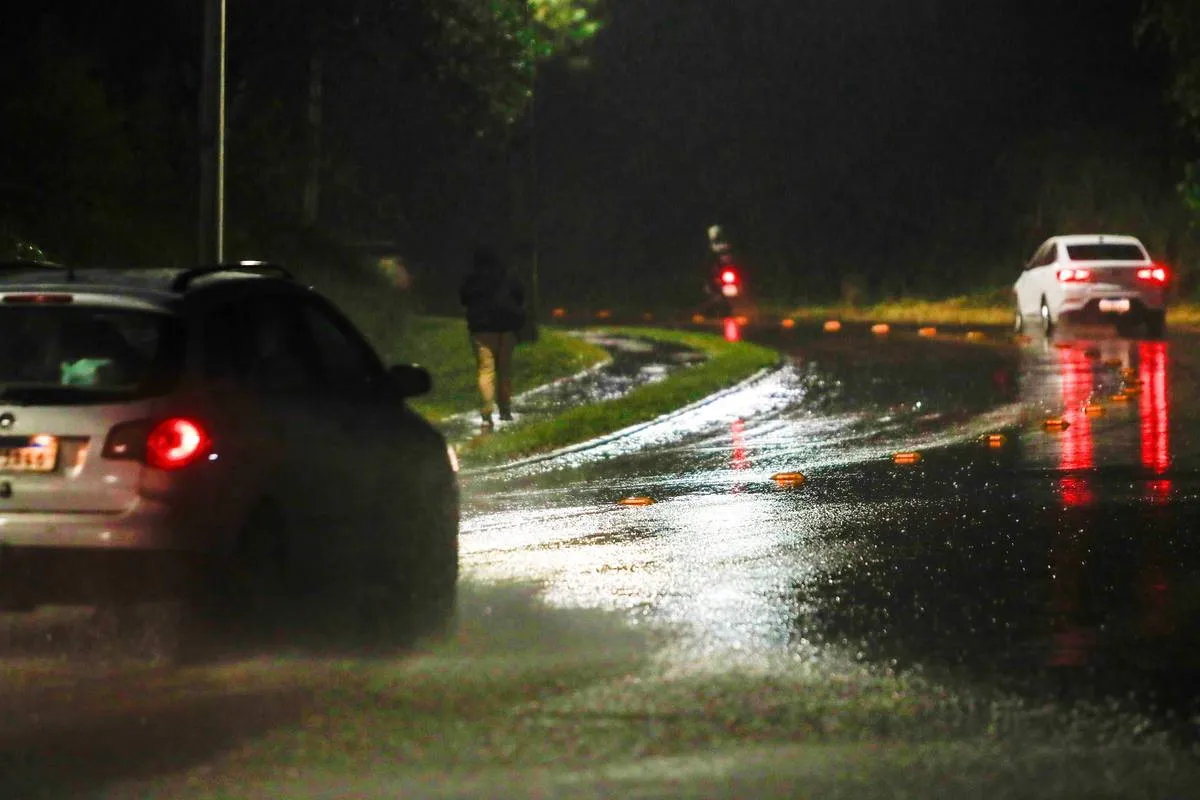 Temporal em Curitiba causou alagamento, destelhamento e quedas de árvores