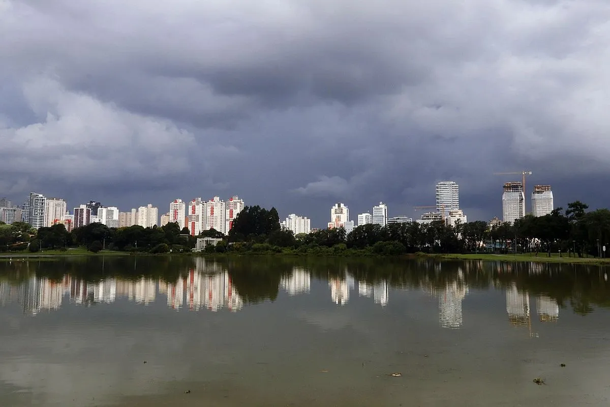 Curitiba pode ter chuva forte e ventos de até 60 km/h neste sábado, alerta Inmet