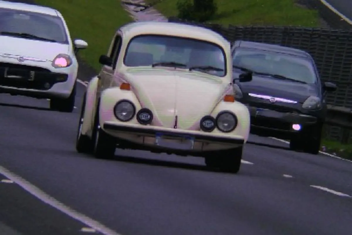 Fusca é flagrado voando baixo na BR-277; Multa é presente de Natal pro "piloto"!