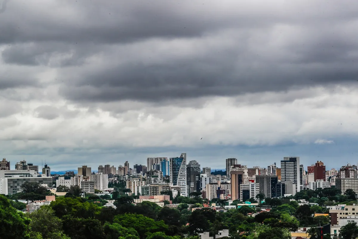 Curitiba e mais 314 cidades do Paraná recebem alerta laranja para tempestade