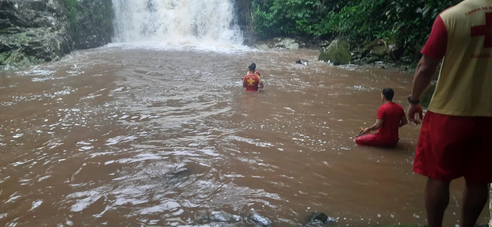 Homem e adolescente morrem afogados em cachoeira no Litoral