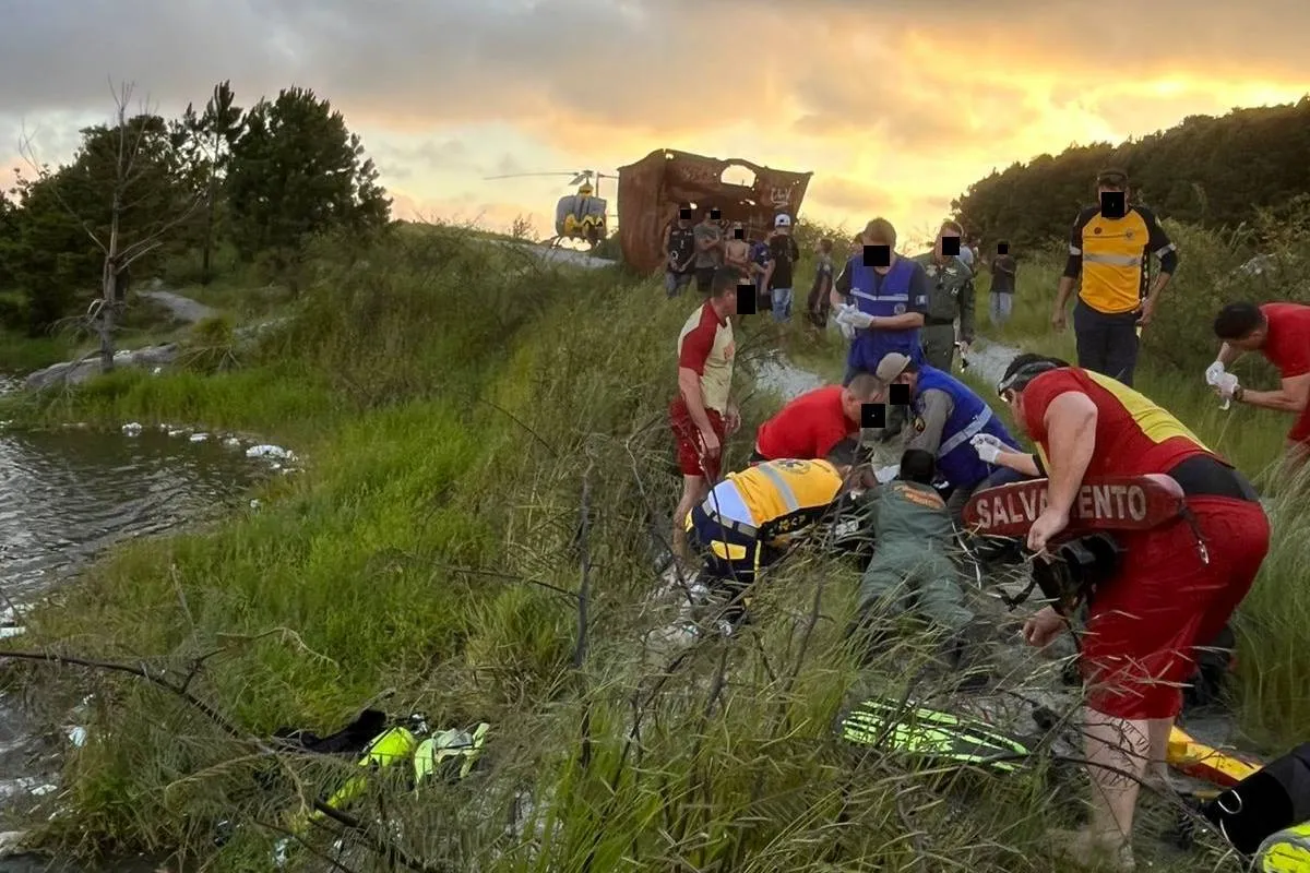 Bombeiros tentam por mais de meia hora salvar a vida de rapaz afogado na Grande Curitiba