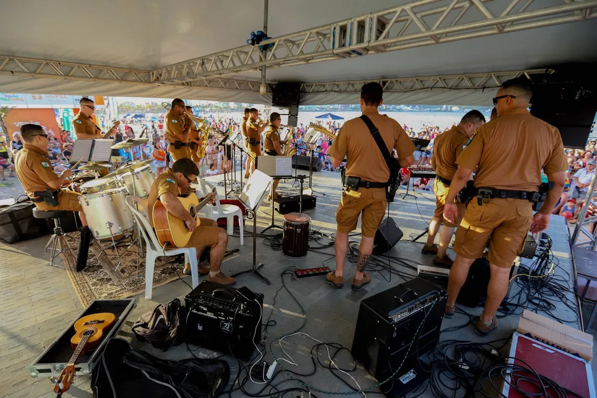 Só no modão! Policiais soltam a voz em shows no litoral do paraná; assista